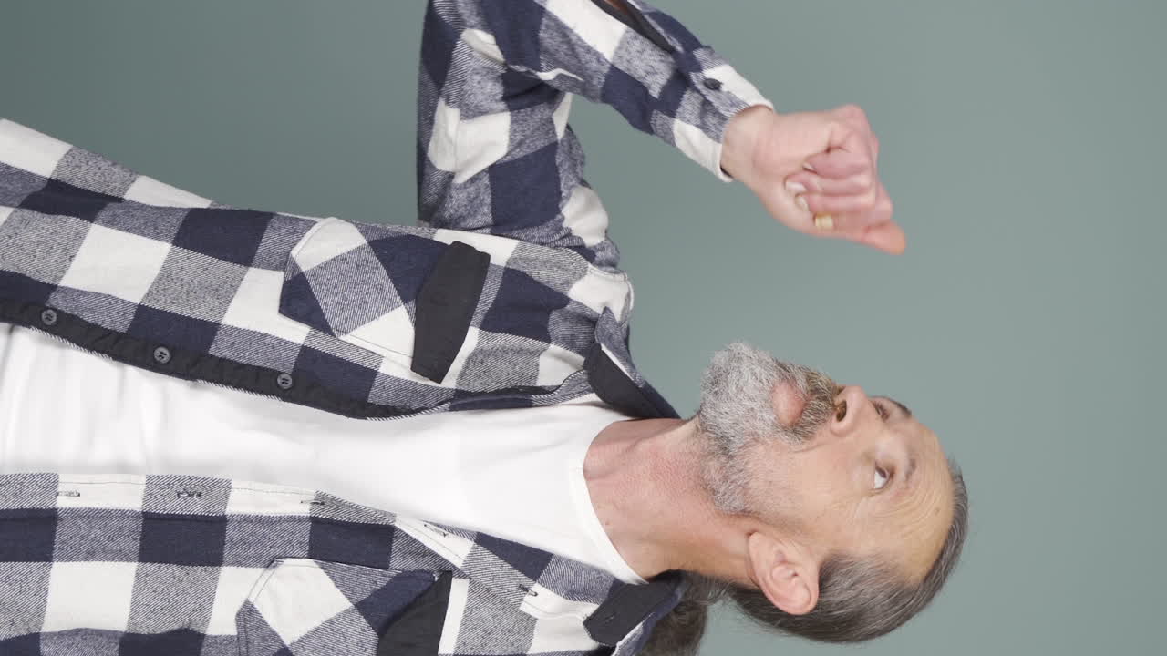 вертикальное видео вдумчивого старика к камере приходит с идеей.