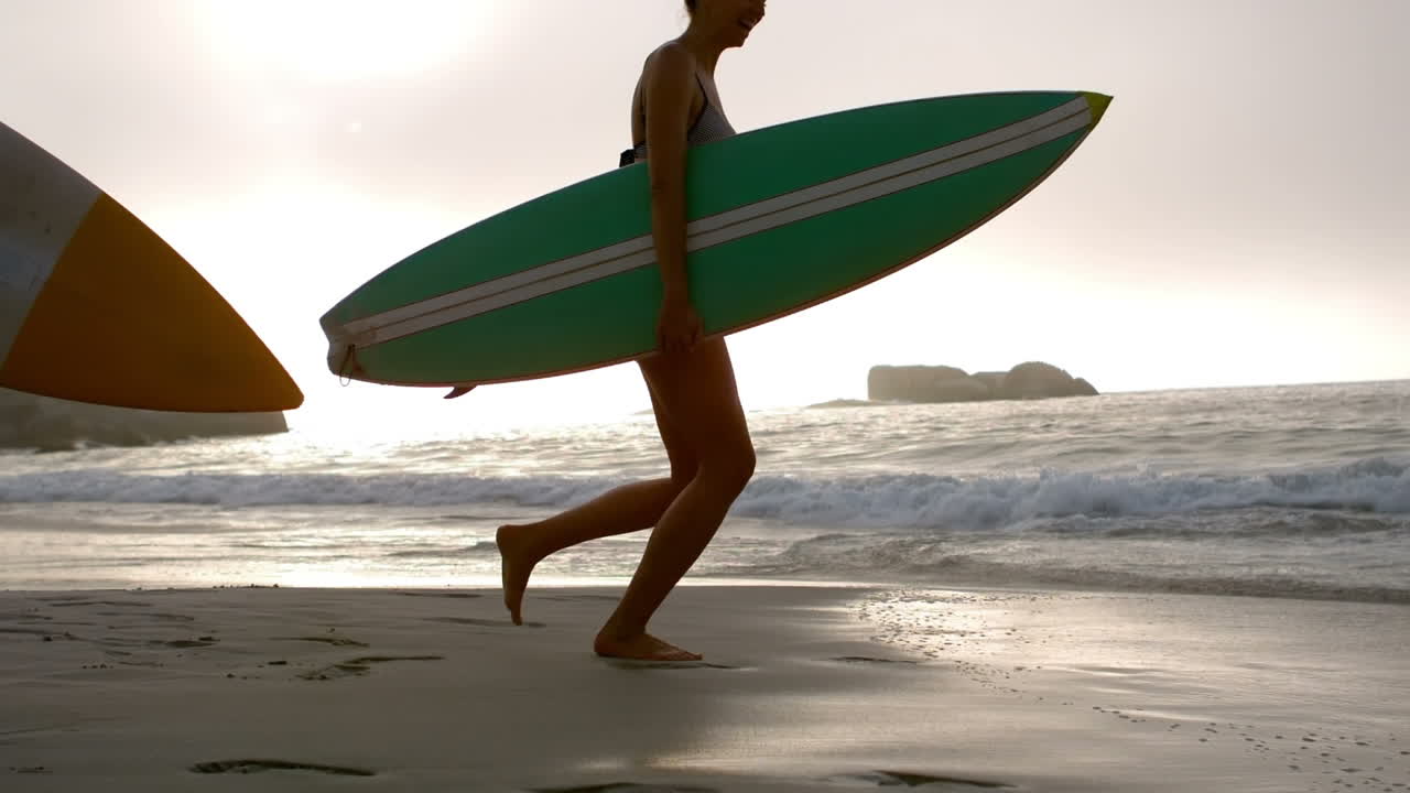 해변에 있는 커플