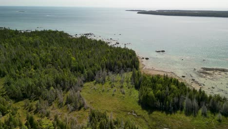 Vista-Aérea-De-La-Costa-Boscosa-Y-Salvaje:-Islas-Les-Cheneaux,-Michigan,-Lago-Huron