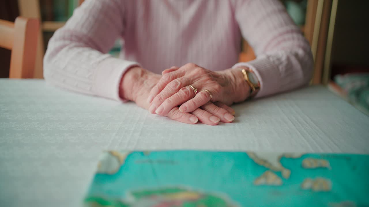 Anziana signora che protende le mani in avanti in primo piano