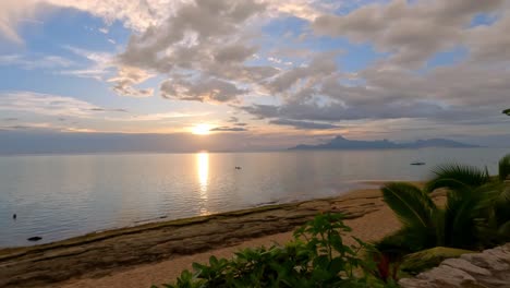 Vista-De-La-Playa-De-Tahití,-Polinesia-Francesa-Al-Atardecer-Con-Morea-En-El-Fondo-~-Tomada-En-El-Pk-18-Playa-Plage-De-Vaiava-En-Paea