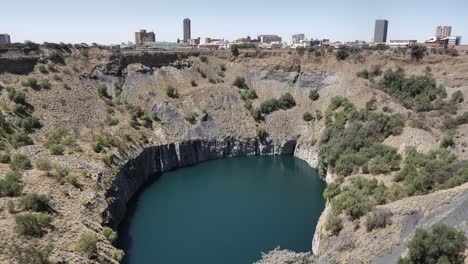 Incline-Hacia-Arriba-Desde-La-Mina-De-Diamantes-De-Gran-Agujero-Inundada-Hasta-La-Ciudad-De-Kimberley,-Rsa