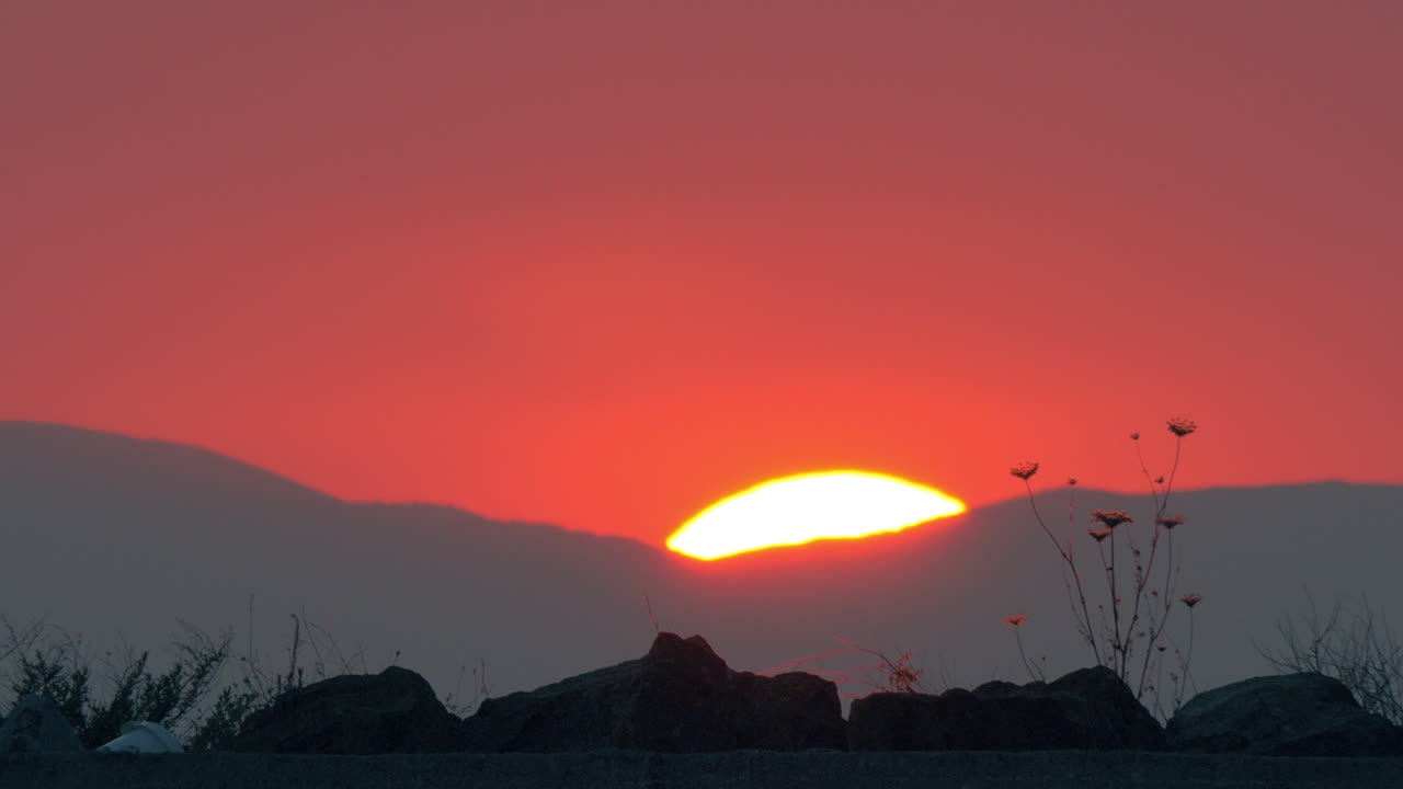 산에서 해가 지는 것