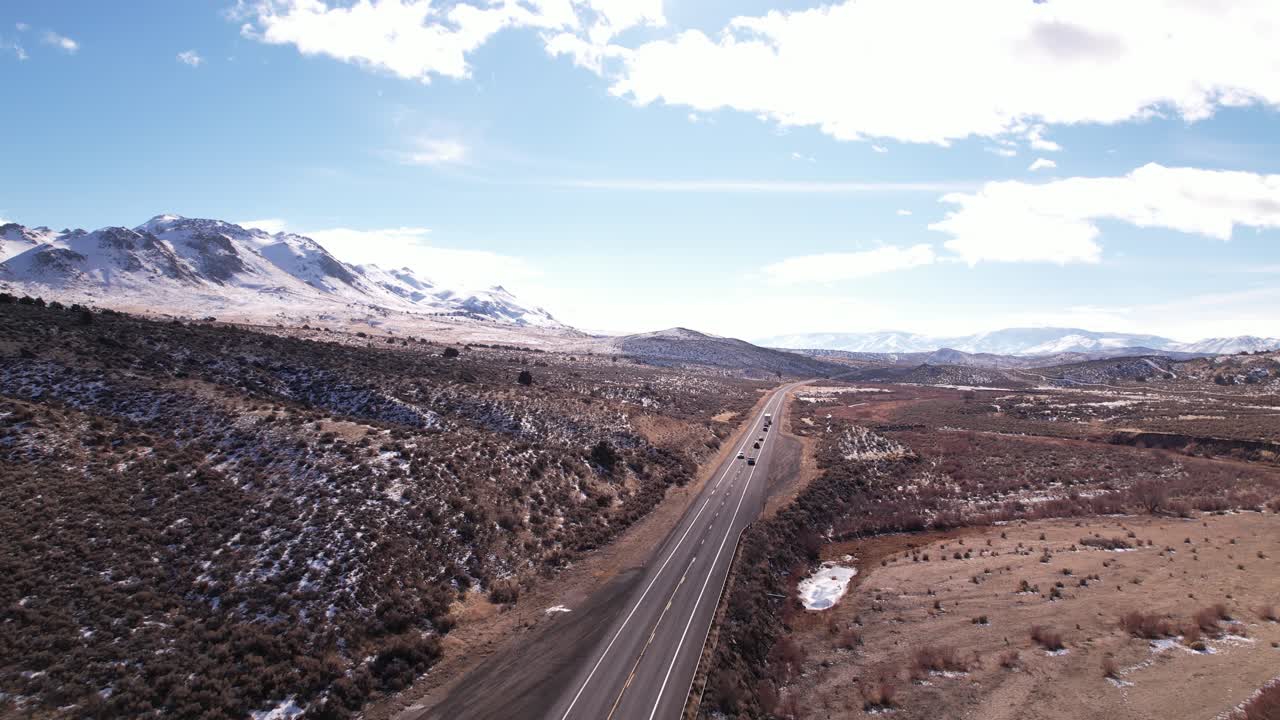 Biler kører hurtigt på bjergpasvej, luftoptagelser af Sierra Nevadas naturskønne kørevej, eventyrlig tur
