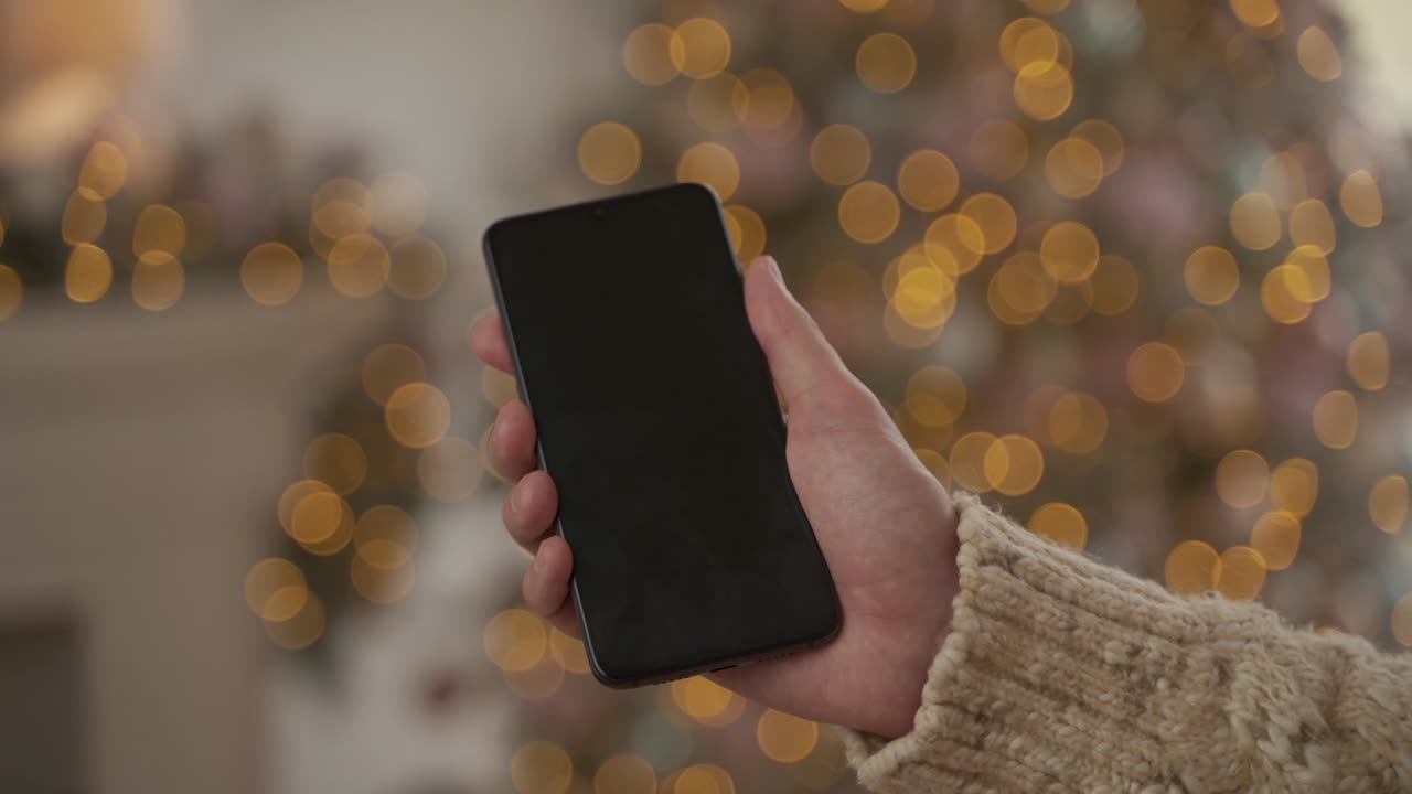 крупный план красивой девушки, позирующей перед камерой смартфона