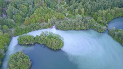 Exuberante-Bosque-Verde-Y-Aguas-Turquesas-Del-Lago