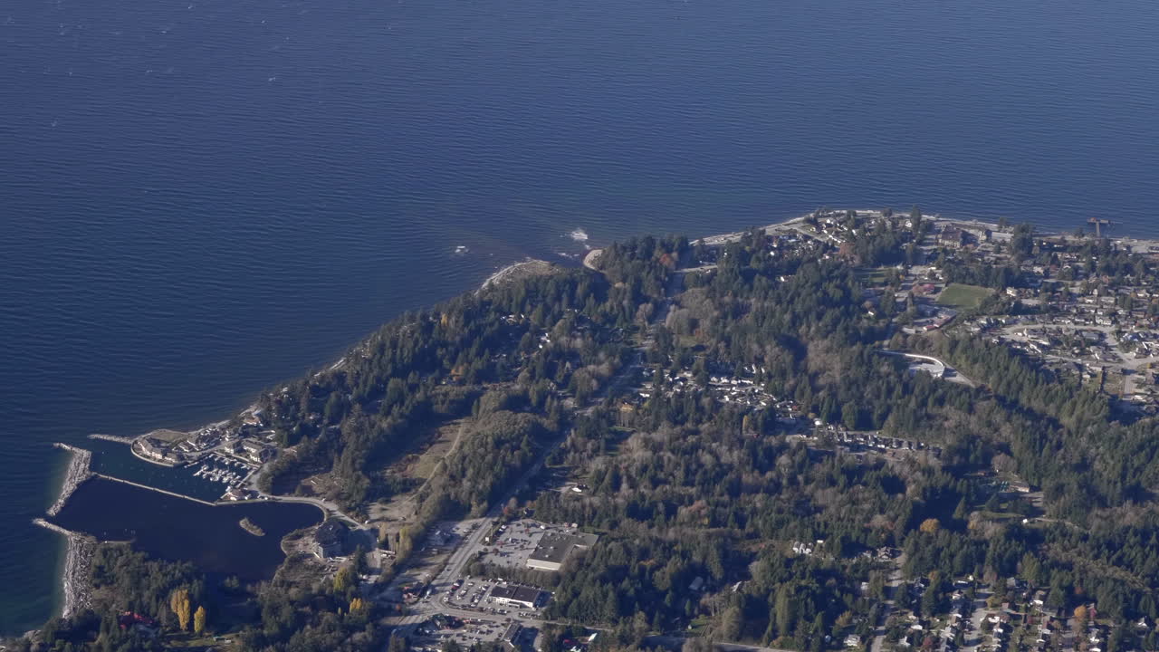 라스케스티와 텍사스 섬 - 건물과 푸른 나무로 구성된 푸른 잔잔한 바다의 멋진 풍경 - 공중 촬영