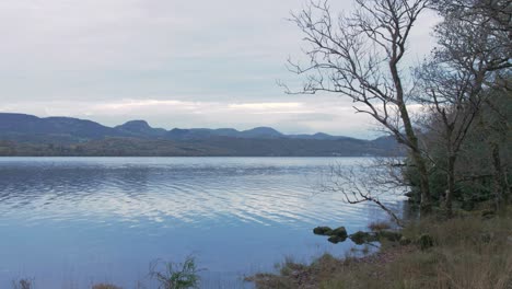 lago lough gill en una tranquila noche de invierno en sligo, irlanda