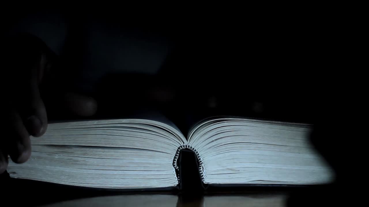 rezando a dios con la mano en la biblia con fondo blanco con gente metrajes