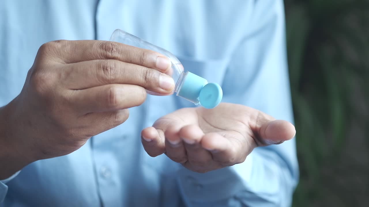 aplicación de desinfectante para las manos