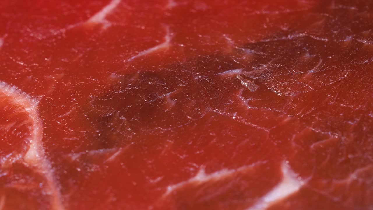 Scatto macro di carne rossa essiccata o affumicata, texture dettagliata in 4k.
