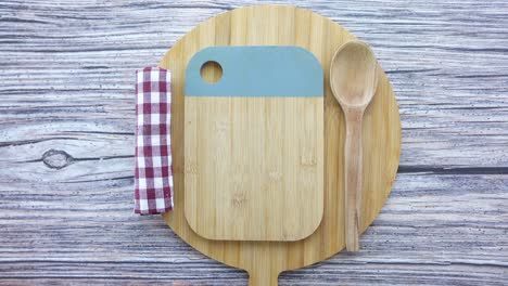 tabla de cortar de madera y cuchara en una tabla redonda