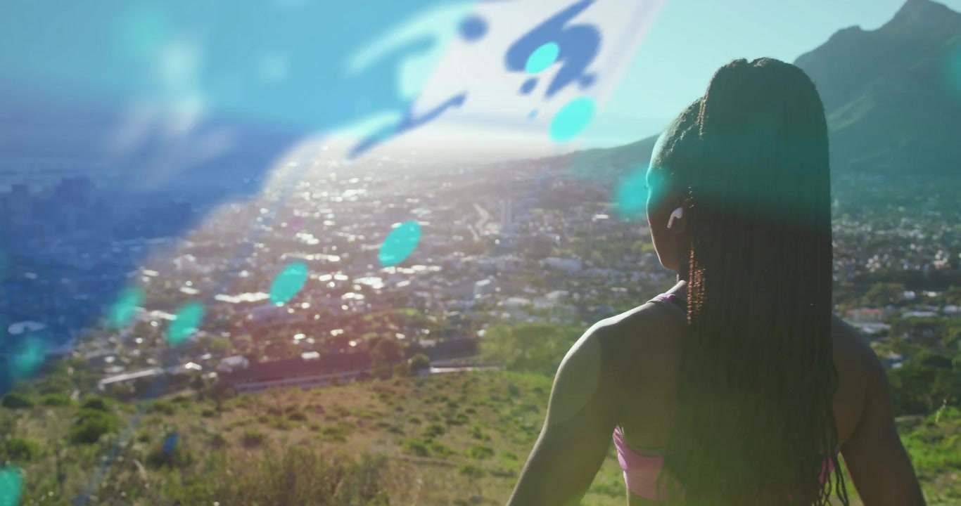 Mujer calentando antes de hacer ejercicio después de un barrido de superposición, girando la cabeza y estirando los brazos, mirando hacia una ciudad iluminada por el sol.