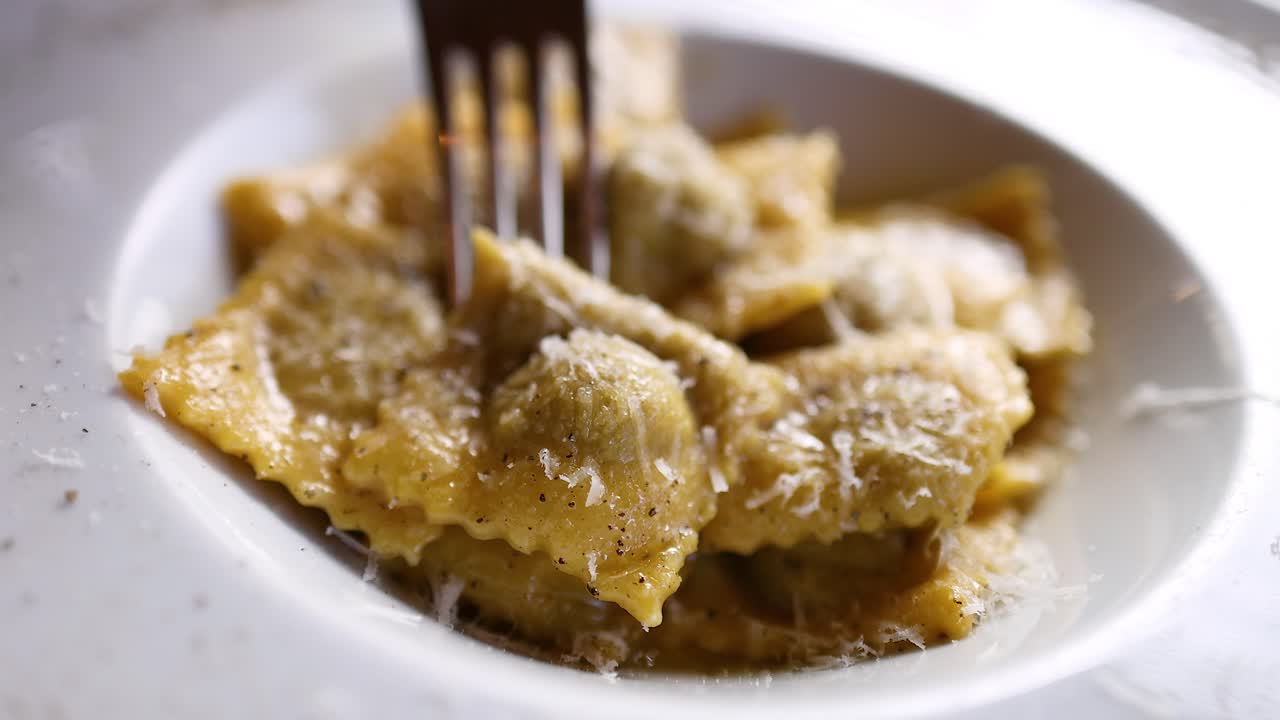ravioli comido con un tenedor