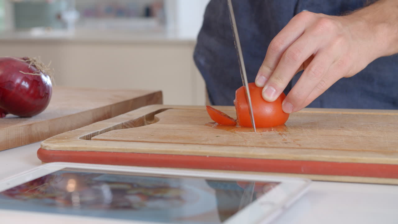 부에서 디지털 태블릿에서 레시피를 따르는 사람 r3d에서 촬영