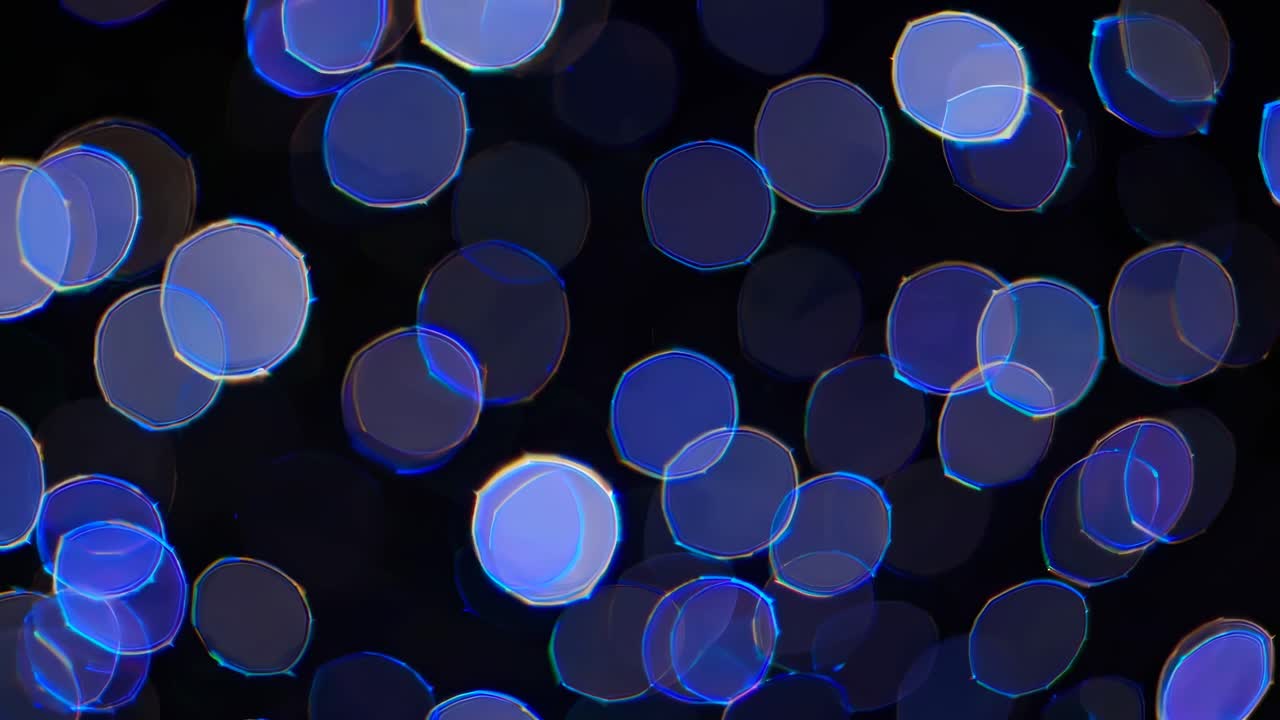 Abstrakt videokonsept med en nærbildevinkel av blå bokeh-lys mot en mørk bakgrunn