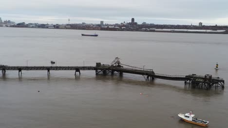 Barco-Con-Vista-De-Drones-Junto-A-La-Terminal-Petrolera-De-Tranmere,-Oleoducto-Del-Puerto-Petroquímico-Costero-De-Birkenhead