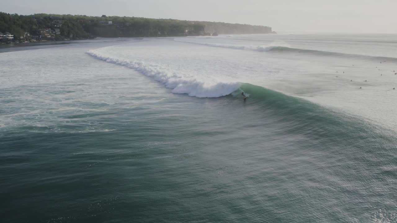 una imagen panorámica de él con un surfista aislado en uluwatu isla de bali indonesia