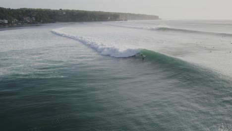 Luftaufnahme-Der-Malerischen-Wellen-Mit-Einem-Isolierten-Surfer-Auf-Der-Indonesischen-Insel-Uluwatu-Auf-Bali