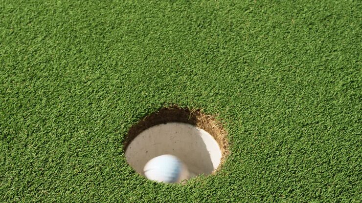 Buca da golf su un green