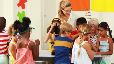 Lehrer-Unterstützt-Kinder-Im-Labor