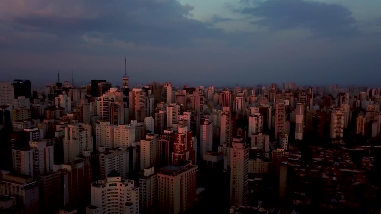 cielo rosado y hermoso panorama de la ciudad al atardecer, sao paulo brasil