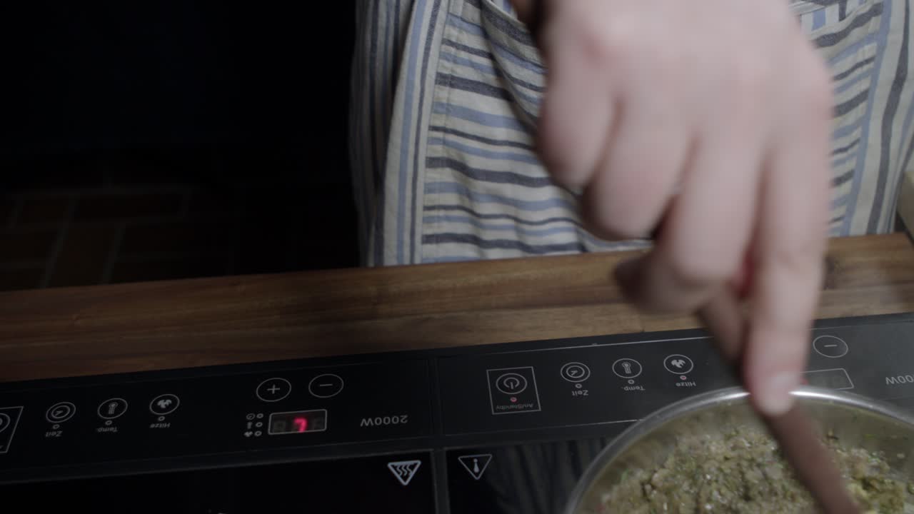 шеф-повар смешивает ингредиенты в металлической сковороде