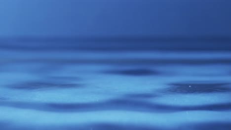 video de primer plano de gotas de agua con espacio de copia en fondo azul