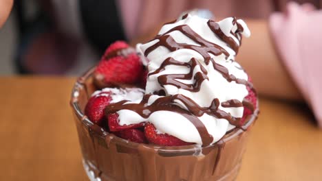 fondue de chocolate con fresas y crema batida