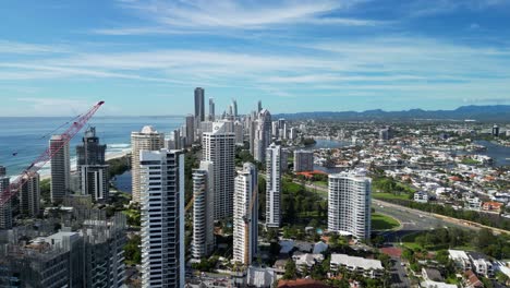 Auge-De-La-Construcción-De-Gran-Altura-En-La-Popular-Costa-Dorada,-Suburbios-Costeros-Junto-A-La-Playa,-Playa-Principal-Y-Paraíso-Para-Los-Surfistas