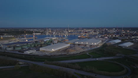 Toma-Aérea-De-La-Zona-Industrial-Y-Portuaria-De-Rávena-Por-La-Noche.