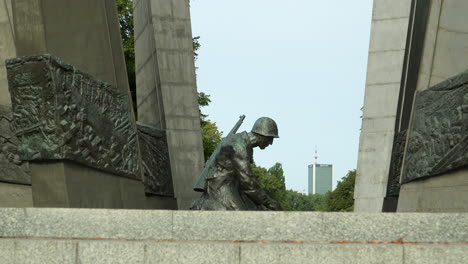 Primer-Plano-De-La-Estatua-Del-Soldado-En-Pomnik-Chwała-Saperom-Con-Artesanía-Detallada