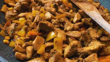 primer plano de pollo asado con zanahoria y pimienta
