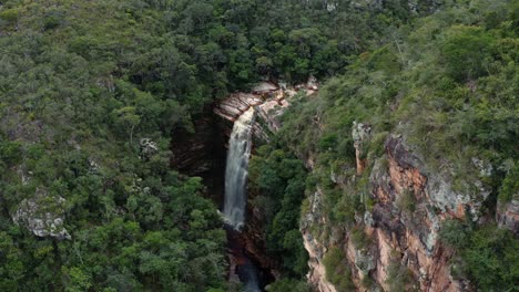 Toma-Aérea-De-Drones-Descendentes-De-Las-Increíbles-Cataratas-De-Mosquitos-Rodeadas-De-Selva-Tropical-Y-Acantilados-En-El-Parque-Nacional-Chapada-Diamantina-En-El-Noreste-De-Brasil-En-Un-Cálido-Y-Soleado-Día-De-Verano