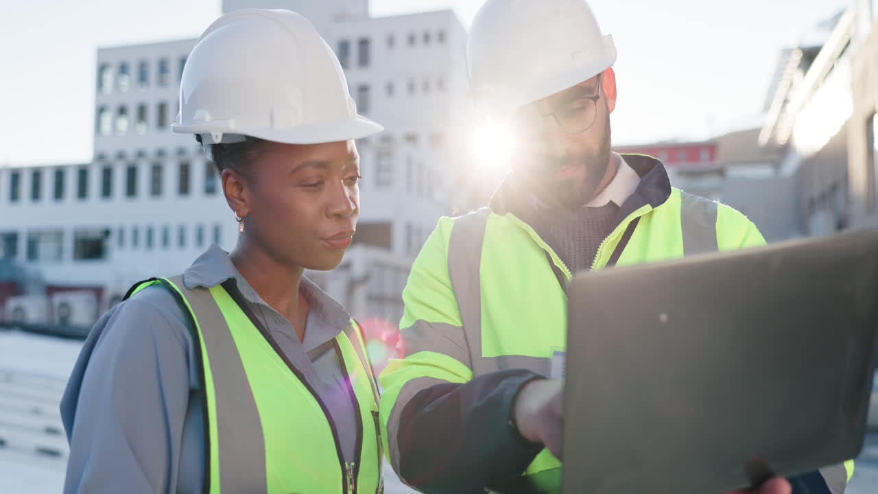 trabajadores de la construcción discutiendo el proyecto en la computadora portátil