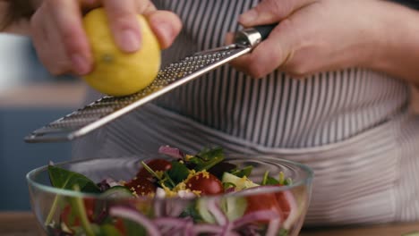 primer plano de la mujer limón frotándose.