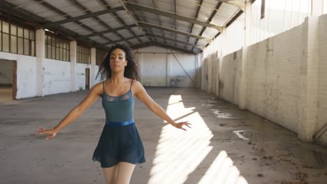 bailarina en un almacén vacío