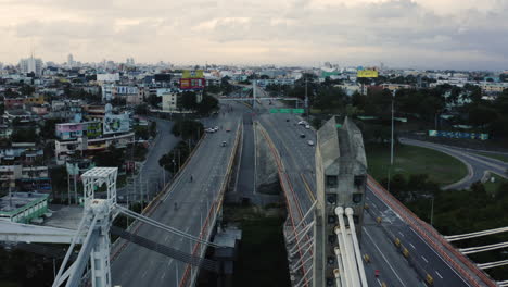 Puente-Sobre-El-Río-Ozama-Con-Vehículos-Que-Viajan-En-Santo-Domingo,-República-Dominicana