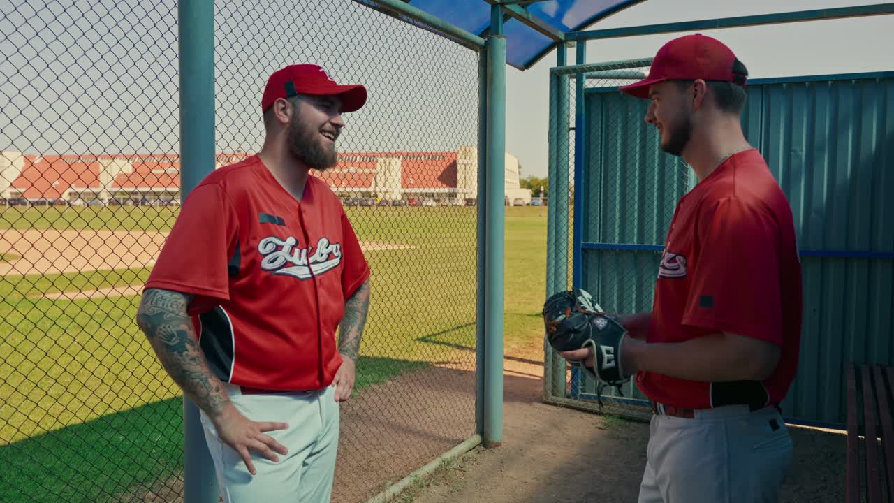 Jogadores de beisebol conversando no campo