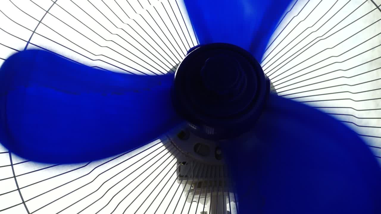 Pás do ventilador em movimento. Funcionamento do ventilador.