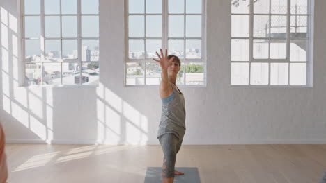 hermosa instructora de clase de yoga liderando grupo de meditación enseñando poses de mujeres sanas disfrutando del ejercicio en el gimnasio practicando postura