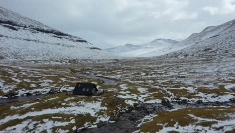 Cabaña-Solitaria-En-Una-Vasta-Tierra-En-Las-Islas-Feroe