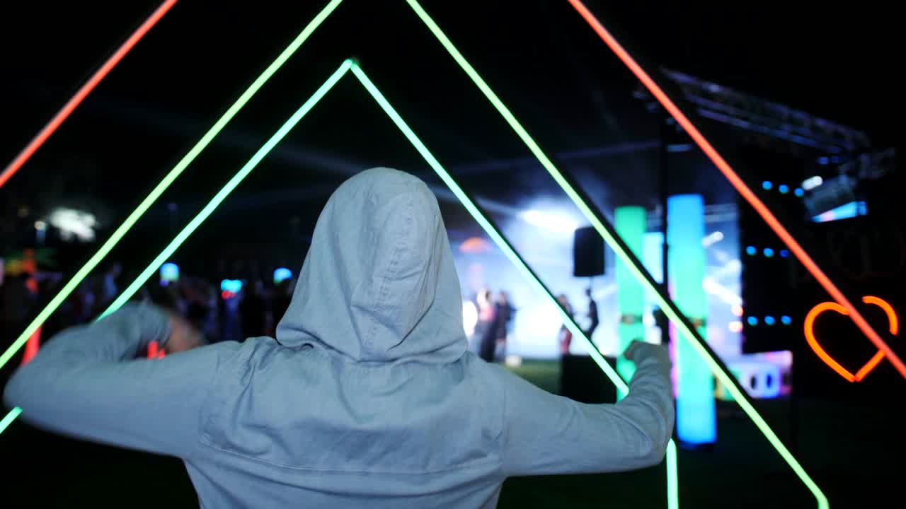 Gadis pergi ke pesta menginap di bawah langit terbuka. Pesta dansa festival di luar ruangan. Lampu neon dan sinar laser.