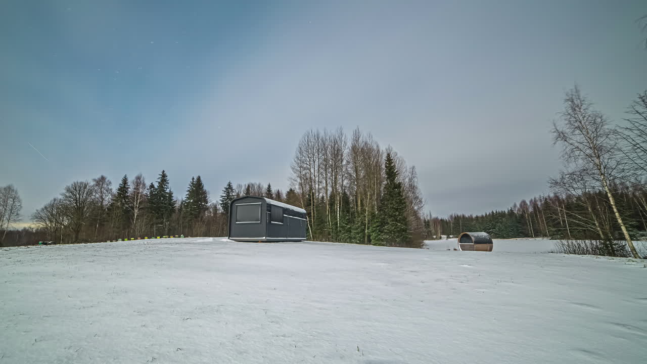 vídeo estático de pequeñas casas de madera cubiertas de nieve desde la mañana hasta la noche en timelapse