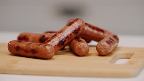 salchicha de desayuno perfectamente asada a la deriva en la tabla de cortar en cámara lenta