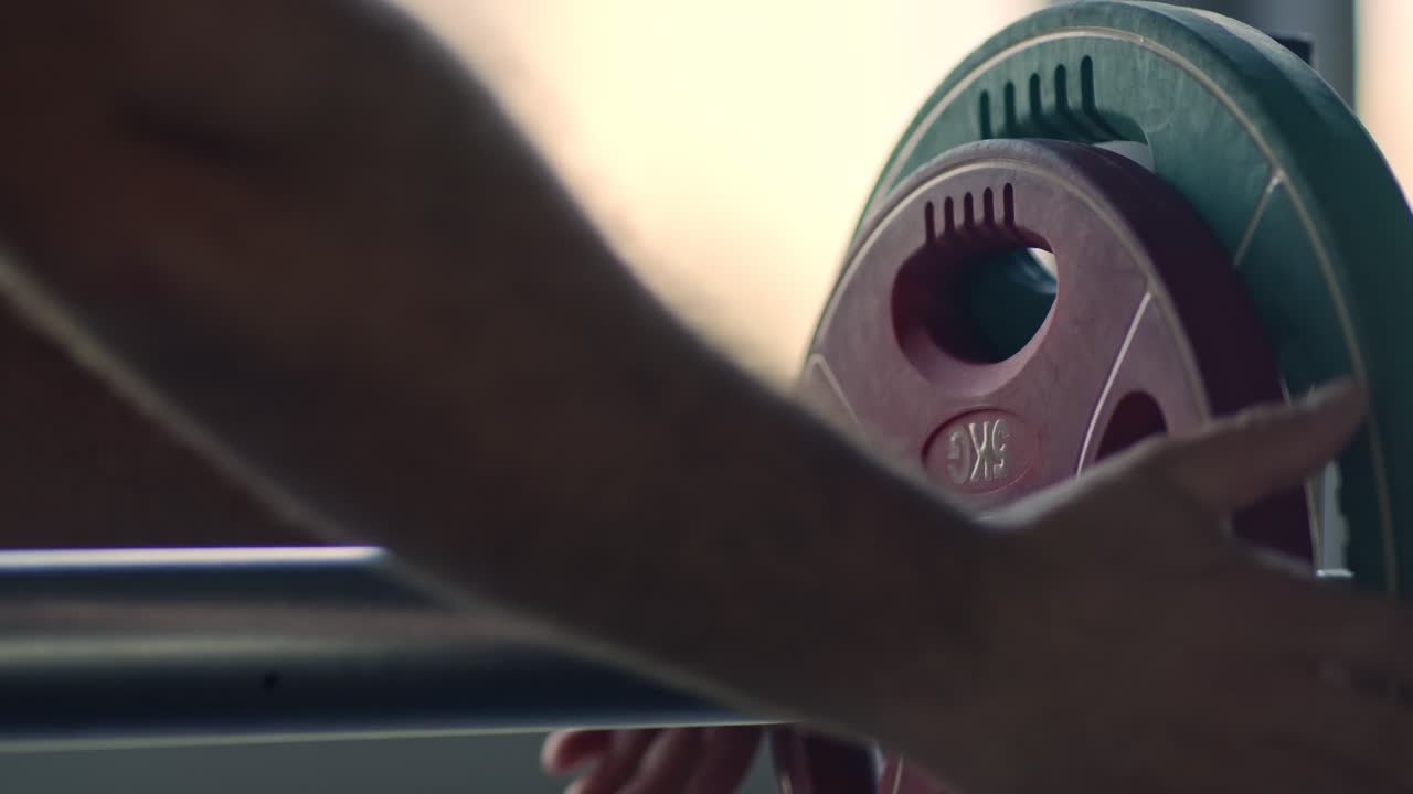 체육관 에서 무게 를 들인 바벨