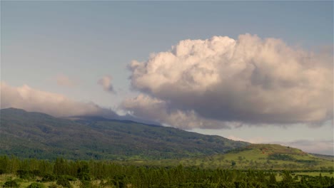 lapso de tiempo de nubes moviéndose sobre campos verdes en la isla de molokai hawaii 1