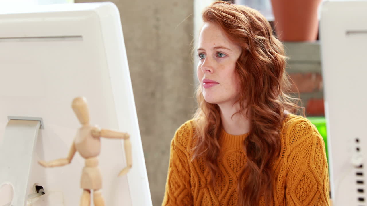 책상 에서 일 하는 캐주얼 한 사업가