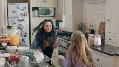 Hermanas-Felices-Bailando-Juntas-En-La-Cocina-Divirtiéndose-Celebrando-El-Fin-De-Semana-En-Casa-Disfrutando-De-La-Celebración-Del-Baile