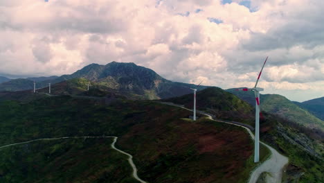 Las-Turbinas-Eólicas-Generan-Energía-Limpia-Y-Sostenible-En-La-Cima-De-Una-Montaña-En-Europa---Vista-Aérea